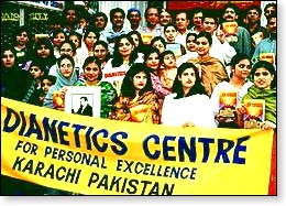 Frieden für Pakistan durch neues Dianetik Zentrum. Es gibt Hoffnung für 85 Millionen Menschen in Pakistan. Über 250 Professoren, Richter und Politiker waren anwesend.