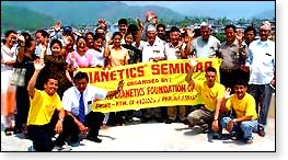 Da Dianetik sehr erfolgreich ist gingen Mitglieder des Zentrum von Nepal dieses Jahr in einem Bus auf Tournee und gaben in vielen Städten Vorträge und Seminare an Schulen, Gruppen und religiöse Organisationen. 